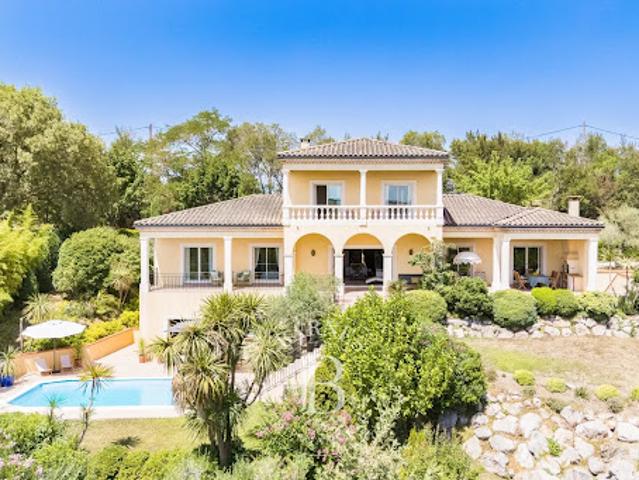 Villa avec piscine et terrasse