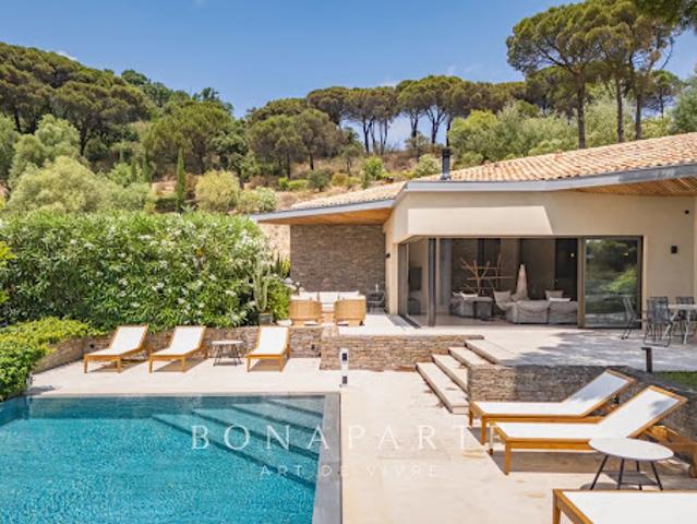 Villa avec piscine et terrasse