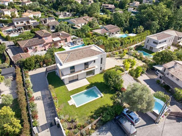 Villa avec piscine et terrasse