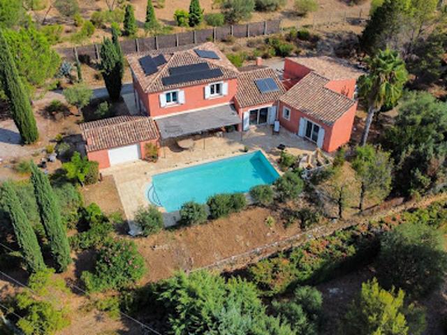 Villa avec piscine et terrasse