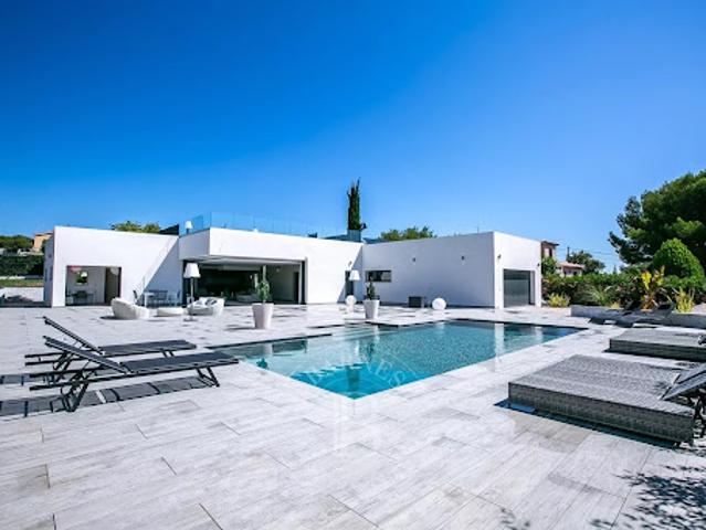 Villa avec piscine et terrasse