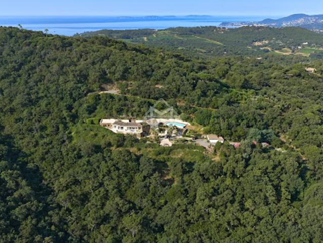 Villa avec piscine et terrasse