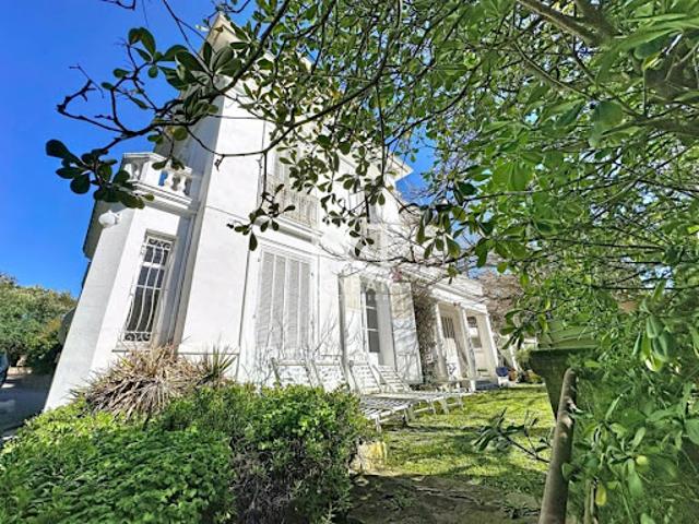 Villa avec piscine et terrasse
