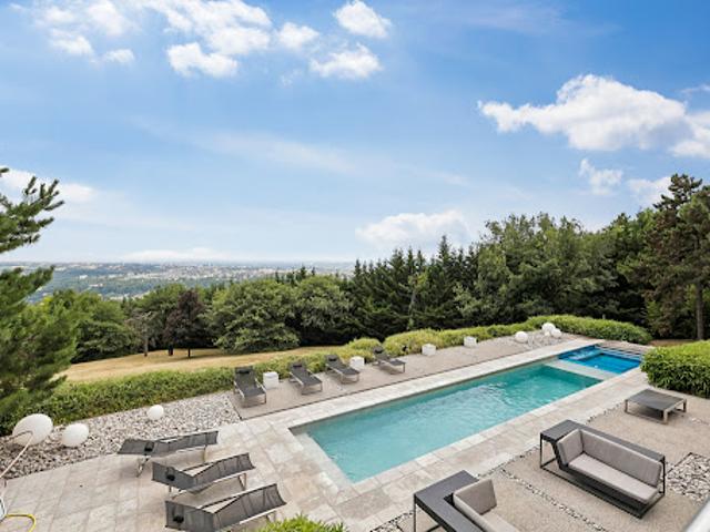 Villa avec piscine et terrasse