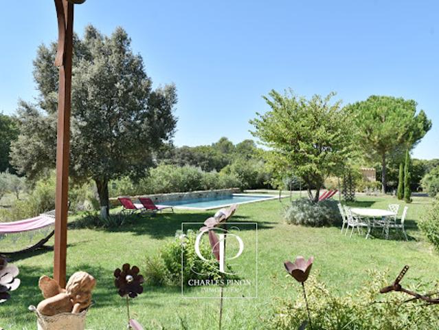 Villa avec piscine et terrasse