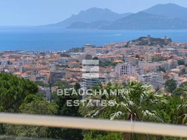 Villa avec piscine et terrasse