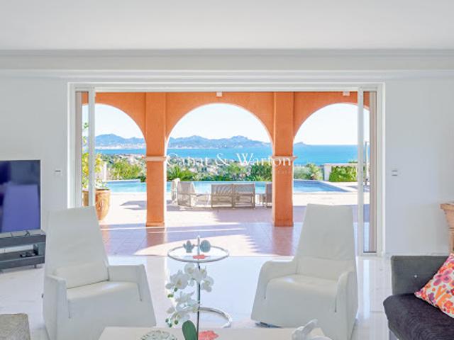 Villa avec piscine et terrasse