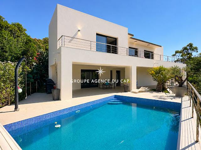 Villa avec piscine et terrasse