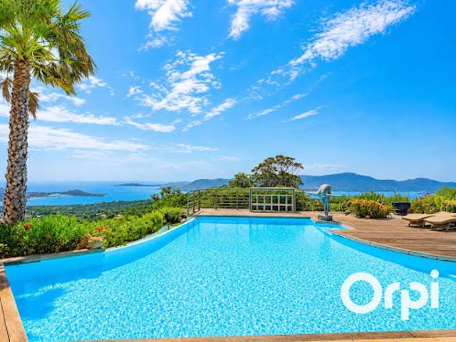 Villa avec piscine et terrasse