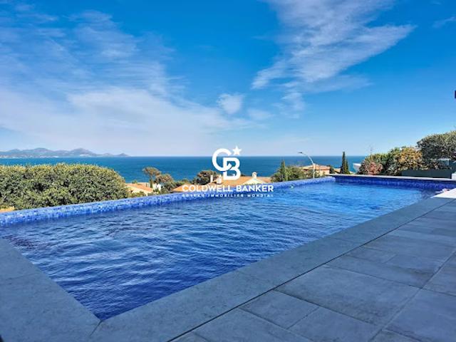 Villa avec piscine et terrasse
