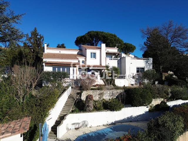 Villa avec piscine et terrasse