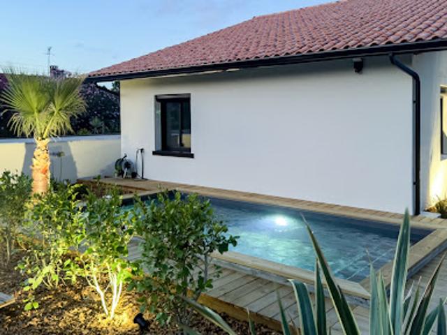 Villa avec piscine et terrasse