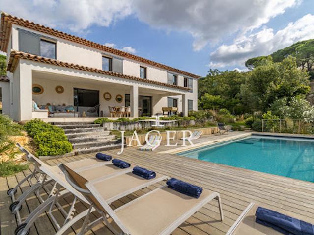 Villa avec piscine et terrasse