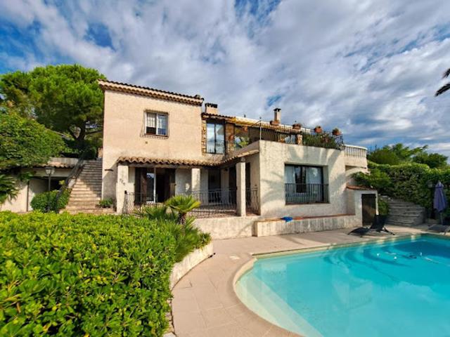 Villa avec piscine et terrasse