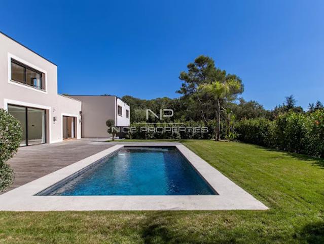 Villa avec piscine et terrasse