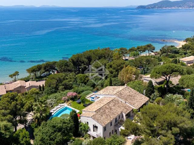 Villa avec piscine et terrasse