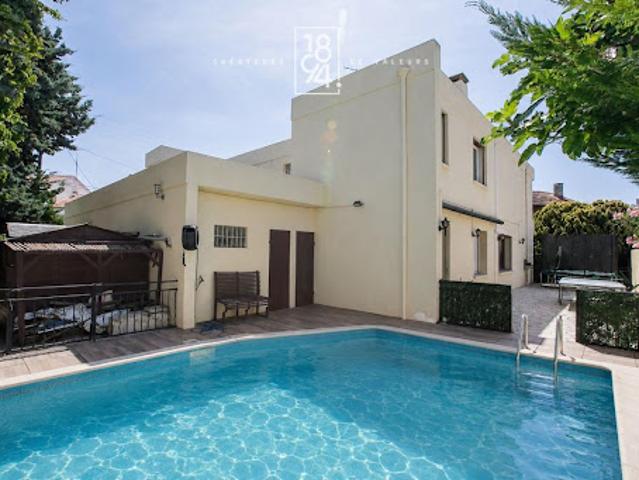 Villa avec piscine et terrasse