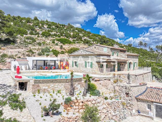 Villa avec piscine et terrasse