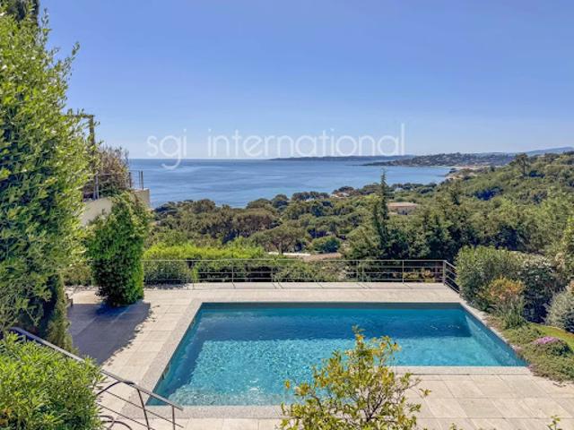 Villa avec piscine et terrasse