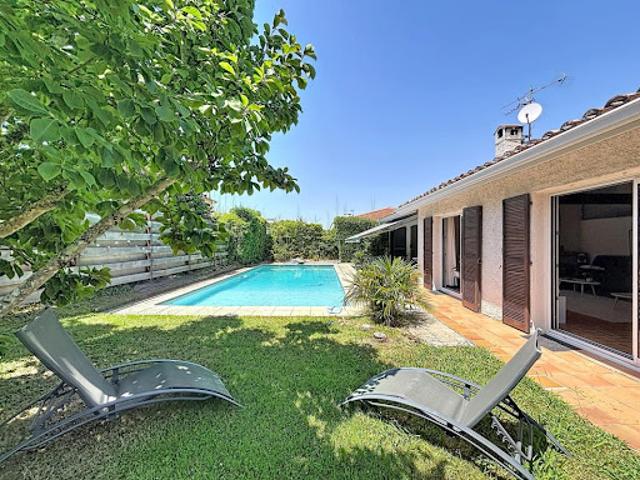 Villa avec piscine et terrasse