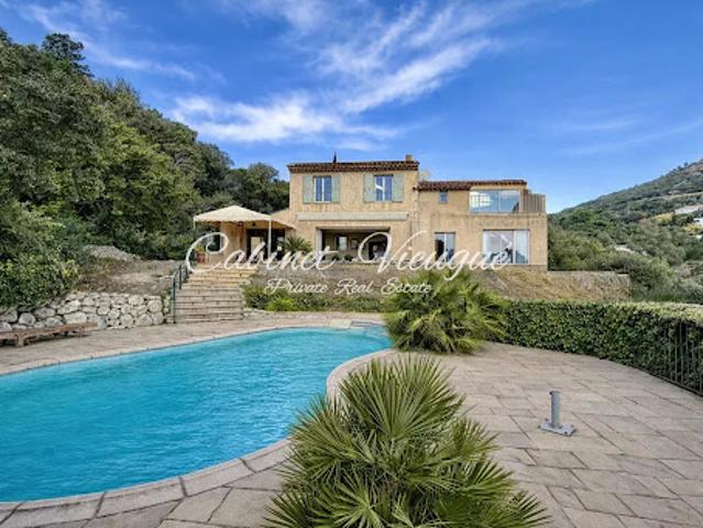 Villa avec piscine et terrasse