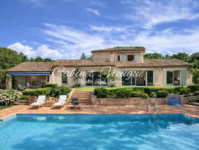 Villa avec piscine et terrasse