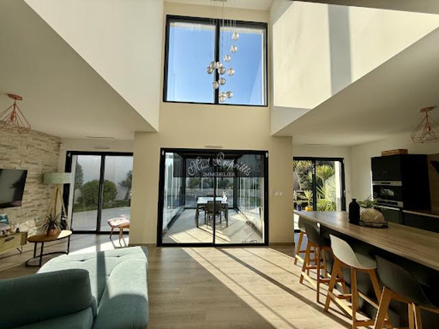 Villa avec piscine et terrasse