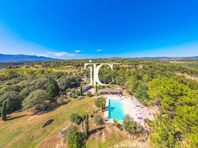 Villa avec piscine et terrasse