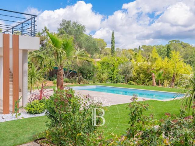 Villa avec piscine et terrasse