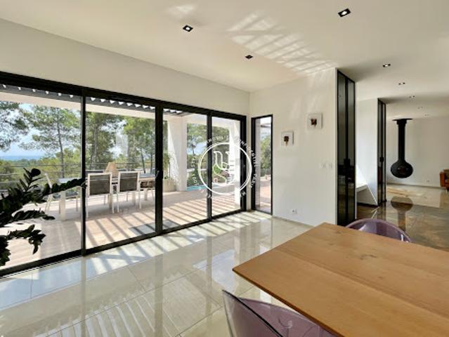 Villa avec piscine et terrasse