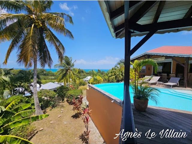 Villa avec piscine et terrasse