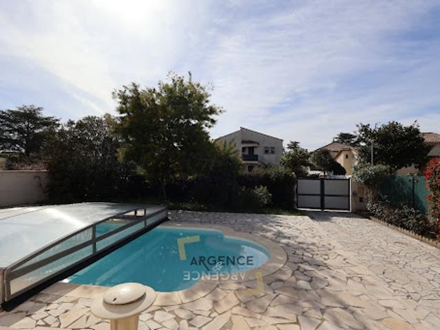 Villa avec piscine et terrasse