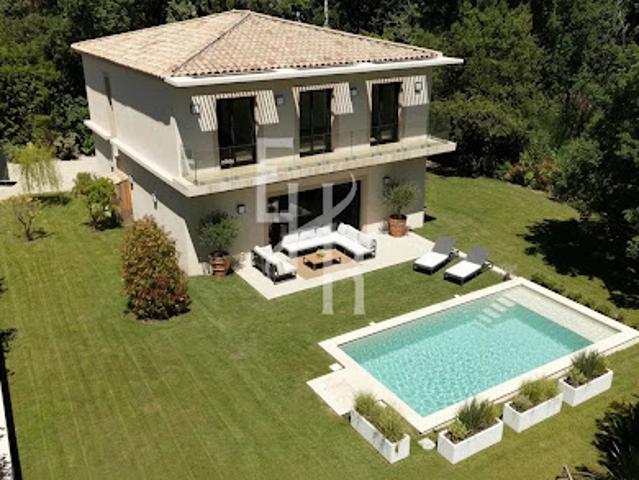 Villa avec piscine et terrasse