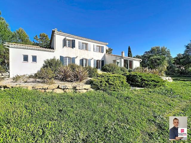 Villa avec piscine et terrasse