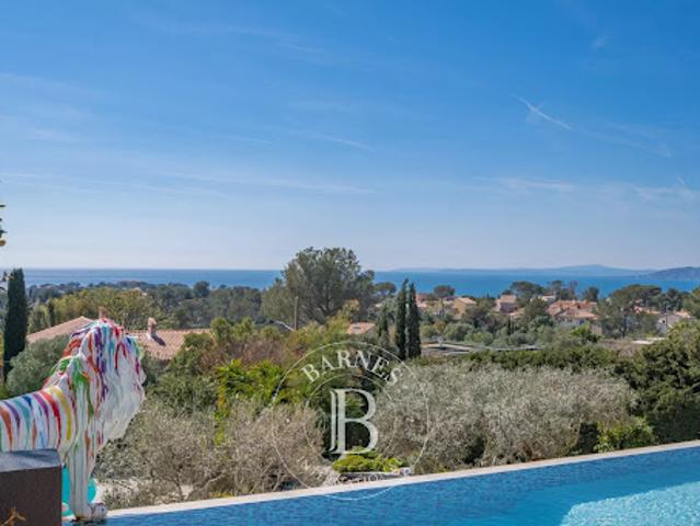 Villa avec piscine et terrasse