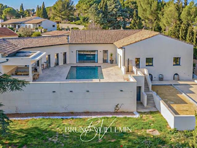 Villa avec piscine et terrasse