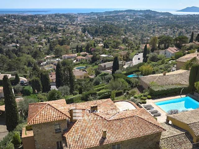 Villa avec piscine et terrasse