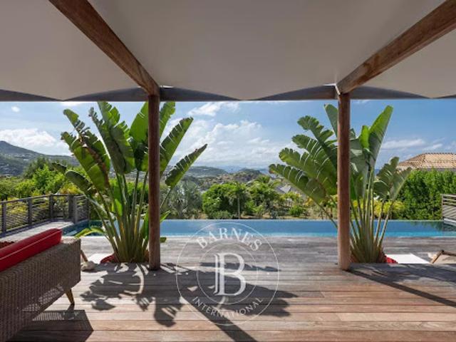 Villa avec piscine et terrasse
