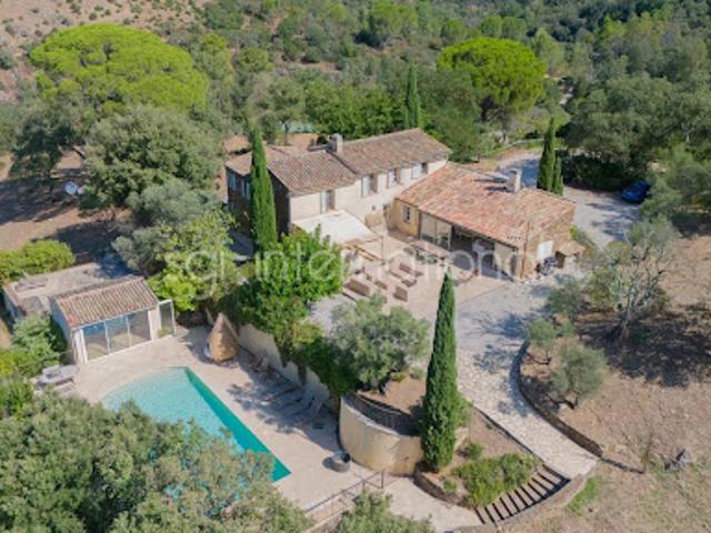 Villa avec piscine et terrasse