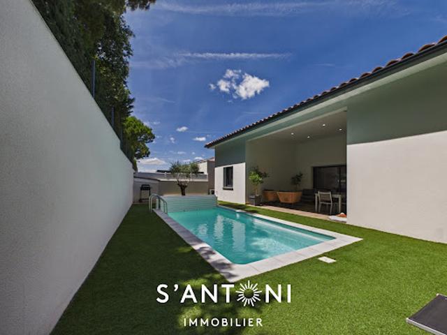 Villa avec piscine et terrasse