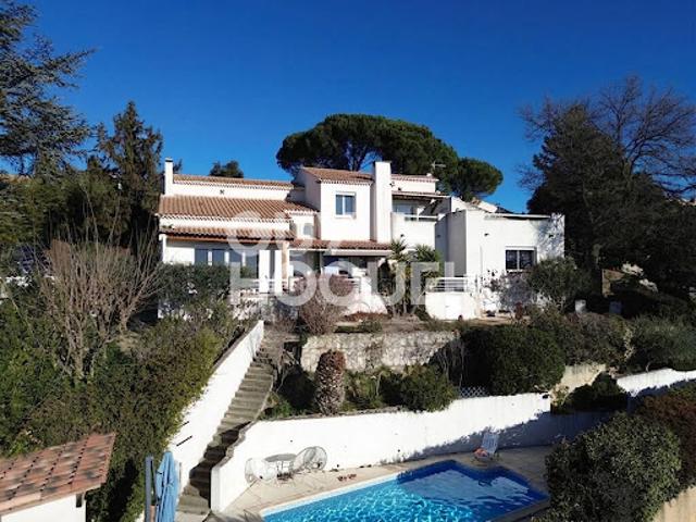 Villa avec piscine et terrasse