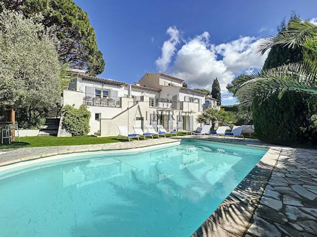 Villa avec piscine et terrasse