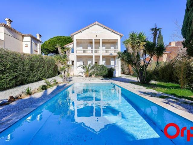 Villa avec piscine et terrasse