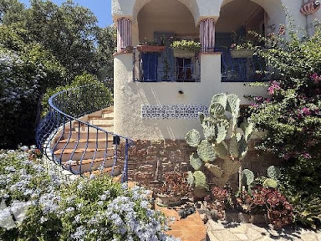 Villa avec piscine et terrasse