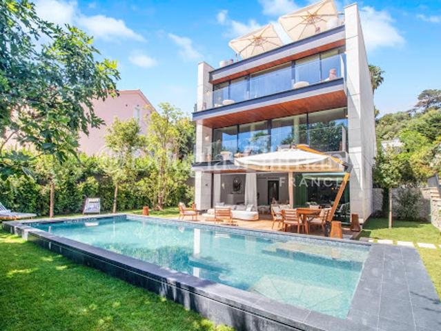 Villa avec piscine et terrasse