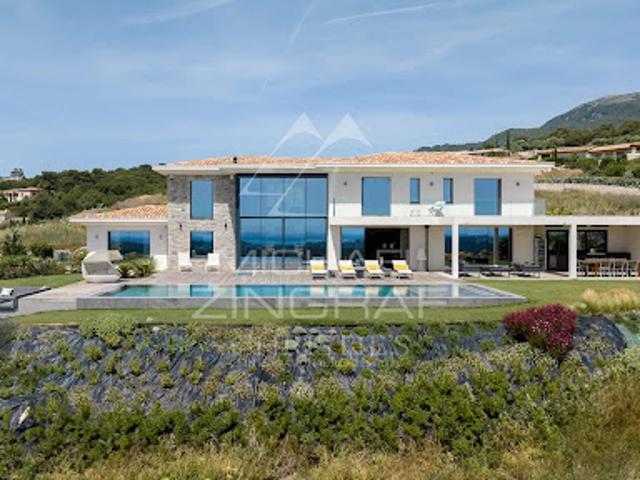 Villa avec piscine et terrasse