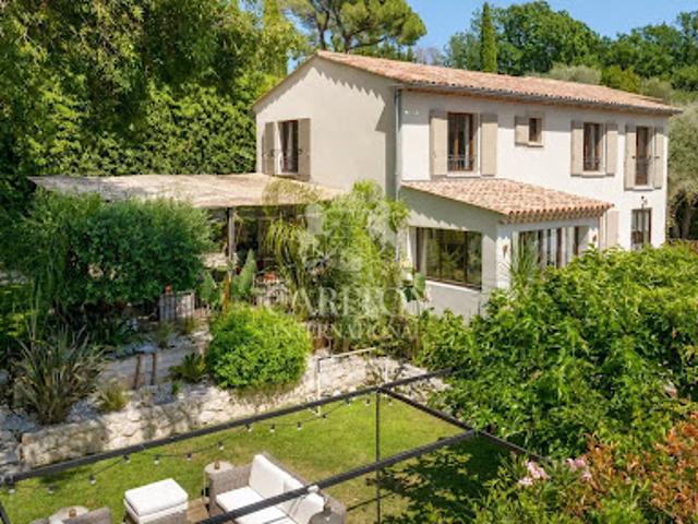 Villa avec piscine et terrasse