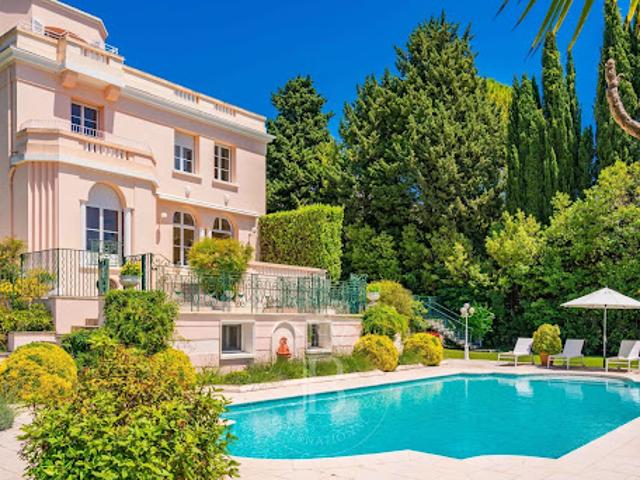 Villa avec piscine et terrasse