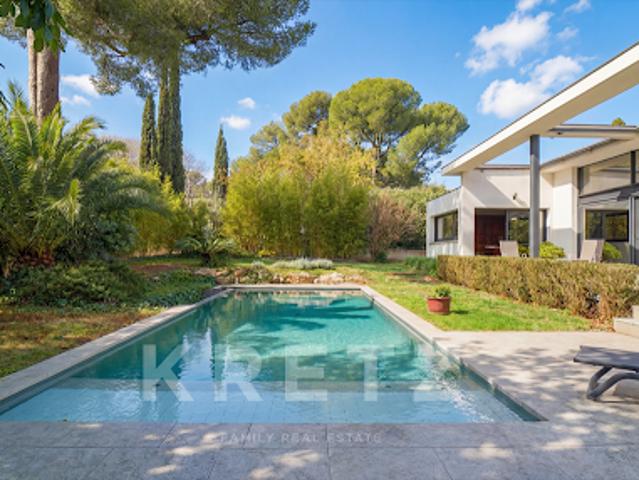 Villa avec piscine et terrasse