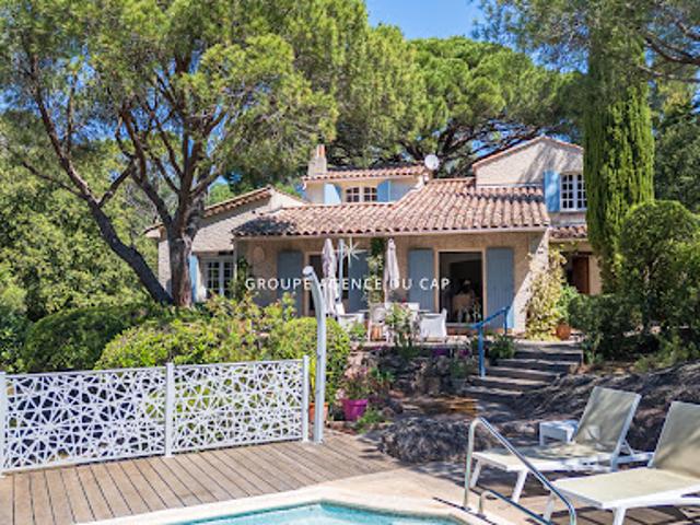 Villa avec piscine et terrasse